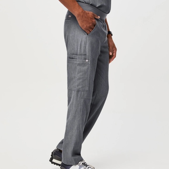 FIGS Men Graphite Scrub Set - Picture 13 of 14